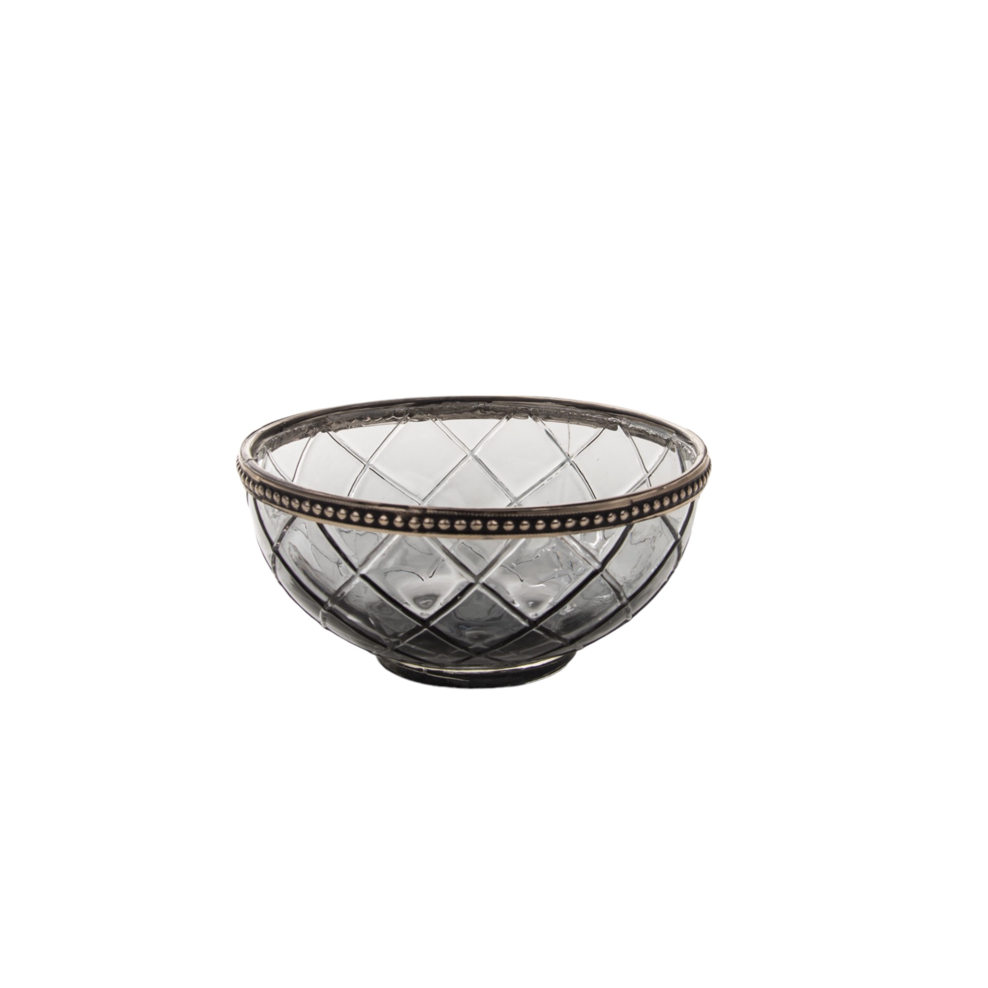 Darstellung von Glasschalen mittel mit Metallrand sortiert