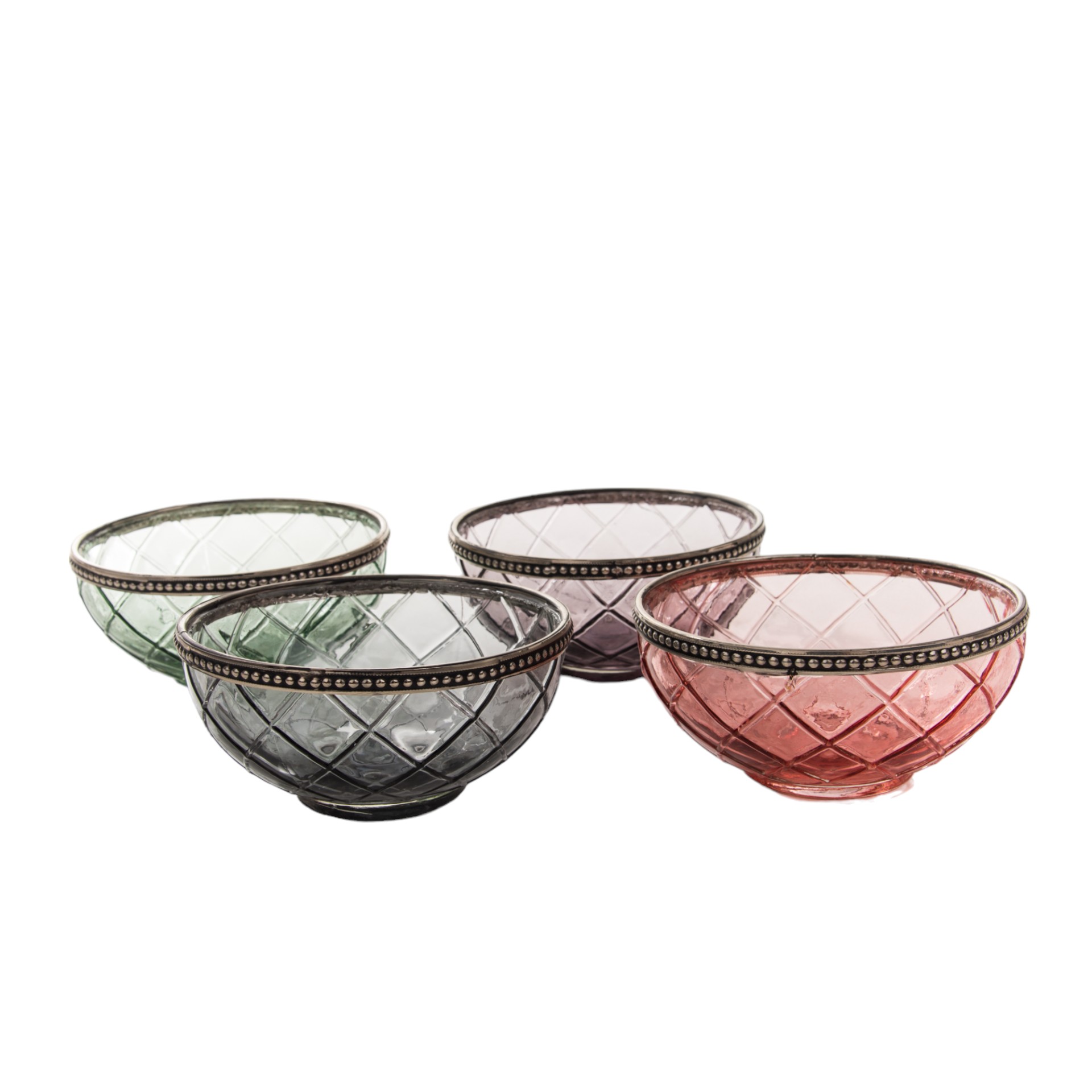 Darstellung von Glasschalen mittel mit Metallrand sortiert